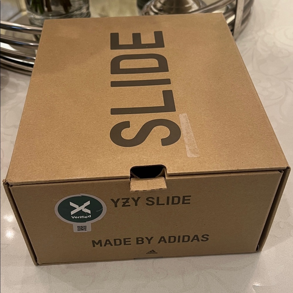 Yeezy Slides - Picture 3 of 4